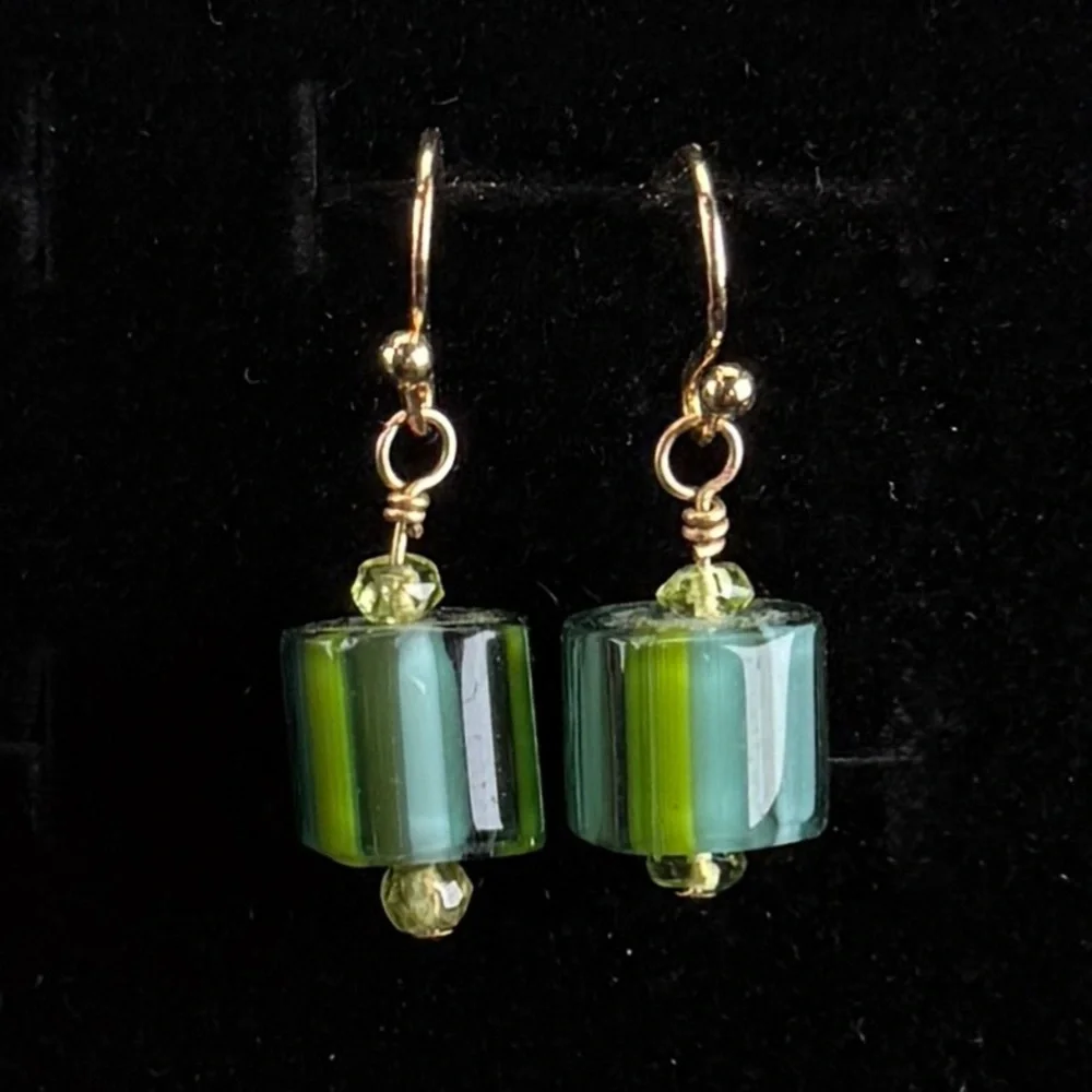 Vintage simple, goldtone Green Glass pierced Earrings